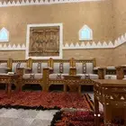 كراسي خشب و كراسي حديد اي شكل مع طاولة