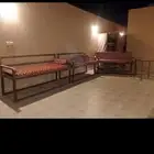 ثلاثه كراسي مع الفراشات مع الطاوله للبيع