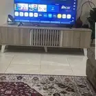 شاشة تلفزيون ذكي مع دولاب