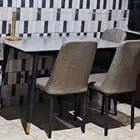 صفرة طعام مع مبرد مياه مع طاولات