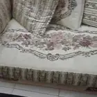 كنب للبيع في وحدة من الكنب مكسور الخشب اسفلها