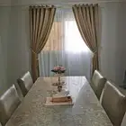 طاولة رخام مع 4 كراسي جلد فخمة جدا