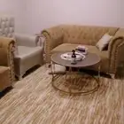 كنب للبيع خمس قطع وثلاث طاولات