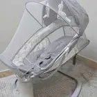كرسي اطفال هزاز شبه جديد متعدد المستويات مع صوت مسيقا نوم