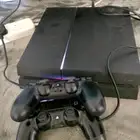 بلاستيشن 4 للبيع مع اليدات وثلاث اشرطة