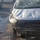 سياره تشليح هونداي اي تن لون فضي مصدومه كل شي يشتفيها لاورا
