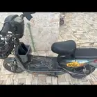 سكوتر للبيع سكوتر نظيف شغال والبطارية ممتازه بس الكفر فاقع