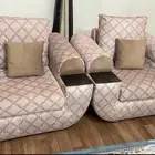 للبيع طقم كنب نظيف ومميز - لون بيج بني مع مساند خشبية