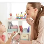 معلمه تخاطب وتنميه مهارات لتواصل والاستفسار
