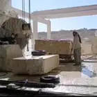 فني منشار رخام وقص جميع الاحجار ذو خبرة واسعة في تشغيل المن