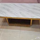 طاولة رخام نظيفه