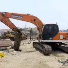 بكلين لقص الاراضي وبناء الحجر والهدم