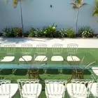 طاولات قزاز وكراسي شفاف