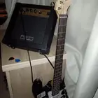 جيتار كهربائي مع Amp للبيع مستعجل