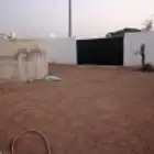 حوش مساحته الف متر مع اربع غرف مؤثثه.