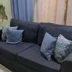 كنب موديل امريكي 7 مقاعد اللون رمادي غامق المخدات سماوي