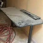 طاولة قيمر باضاءة من جنب ومنافذ كهرب