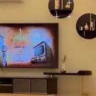 طاولة تلفزيون مع رفوف جداريه من بيتونيا قيمتها جديده 7000
