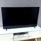 شاشة وطاولة