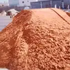 رمل احمر ومواد بناء