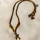 عرض عقد قديم مطلي بالذهب