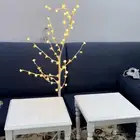 طاولتين مع شجره مضيئه