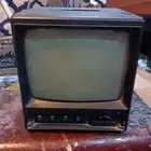 تلفزيون وجهاز دي في دي وتليقون قديم مع ابجوره