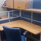 مكاتب وكراسي موظفين وطاولة اجتماعات