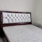 سرير خشب وجلد كبير للبيع