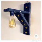 قاعدة تراثية مع إنارة تراثية بإضاءة اصفر