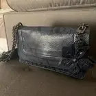 شنطه يد ماركه جس Guess سير جلد وسلسال خاليه من العيوب