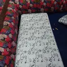 مرتبة مع وسادة مع شرشف نظيف