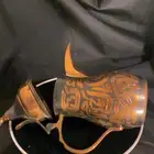 دله متحفيه عليها كتابات من جميع الجهات