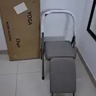 هذا كرسي يوغا رمادي قابل للطي (Yoga Chair). ي ستخدم كدعامة