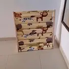 المنتج في الصورة هو رف كتب للأطفال بتصميم حيوانات. يتميز الم