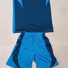 سيتم بيع قمصان وملابس كرة قدم للأطفال بجميع المقاسات. لمن يح