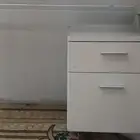 مكتب زجاج نظيف جدا