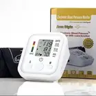 جهاز قياس ضغط الدم محمول ومنزلي مقياس ضغط الدم بشاشة LCD