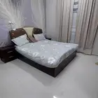غرفه نوم مكونه من دولاب وسرير وكومنديتان