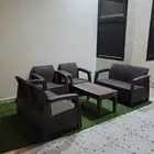 للييع جلسة خارجية نظيفة مع العشب الصناعي