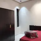 غرفة نوم نظيفة مع مفرش جديد للبيع