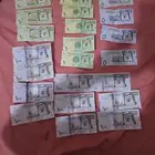 مجموعه من عملات تكون من ريال و 100 و 5 و 10. صور الملك عبد