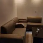 كنب جلد فاخر وطاولة تقديم