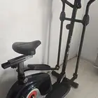 الجهاز في الصورة هو جهاز تمارين بيضاوي (إليبتيكال) متعدد الو