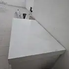 طاولة بيضاء