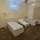 ثلاث أسرة مغردة