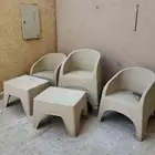 للحوش 6 كراسي مع طاولتين