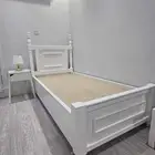للبيع سرير نفر واحد نظيف ومعه كومدينه