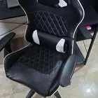 للبيع كرسي ومكتب لون أسود   بحالة الجديد تمام ا