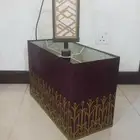 نجفة وأرفف وبرواز صور